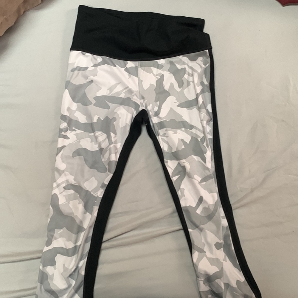 Gray Camo and Black GapFit Capri Leggings - Picture 2 of 3